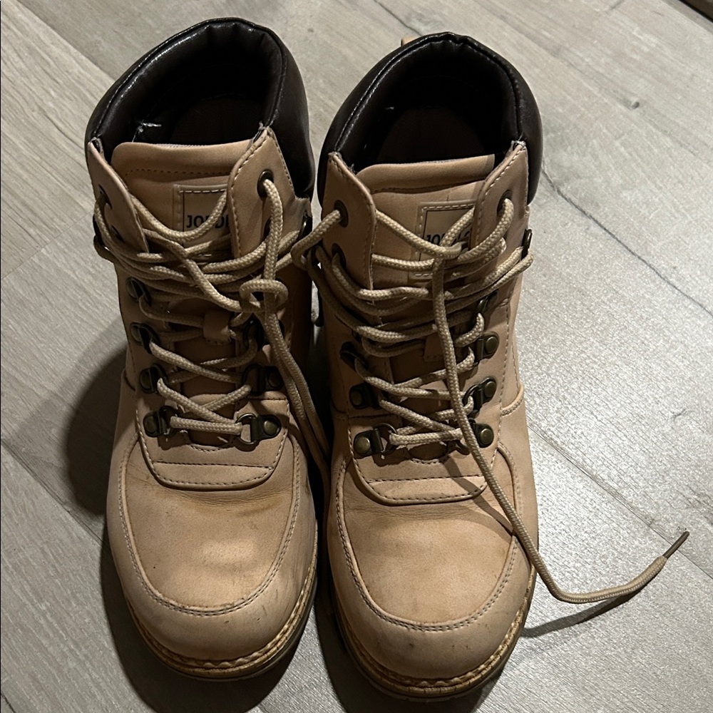 Women’s hiking boots